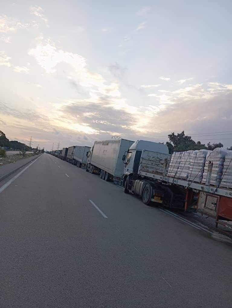 منح تراخيص استثنائية للشاحنات العالقة بمعبر رأس جدير