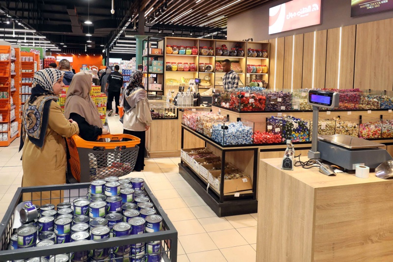 العرب اللندنية | الأزمة الاقتصادية تعيد مصلطح 'الشعب الفقير في البلد الغني' للصورة من جديد